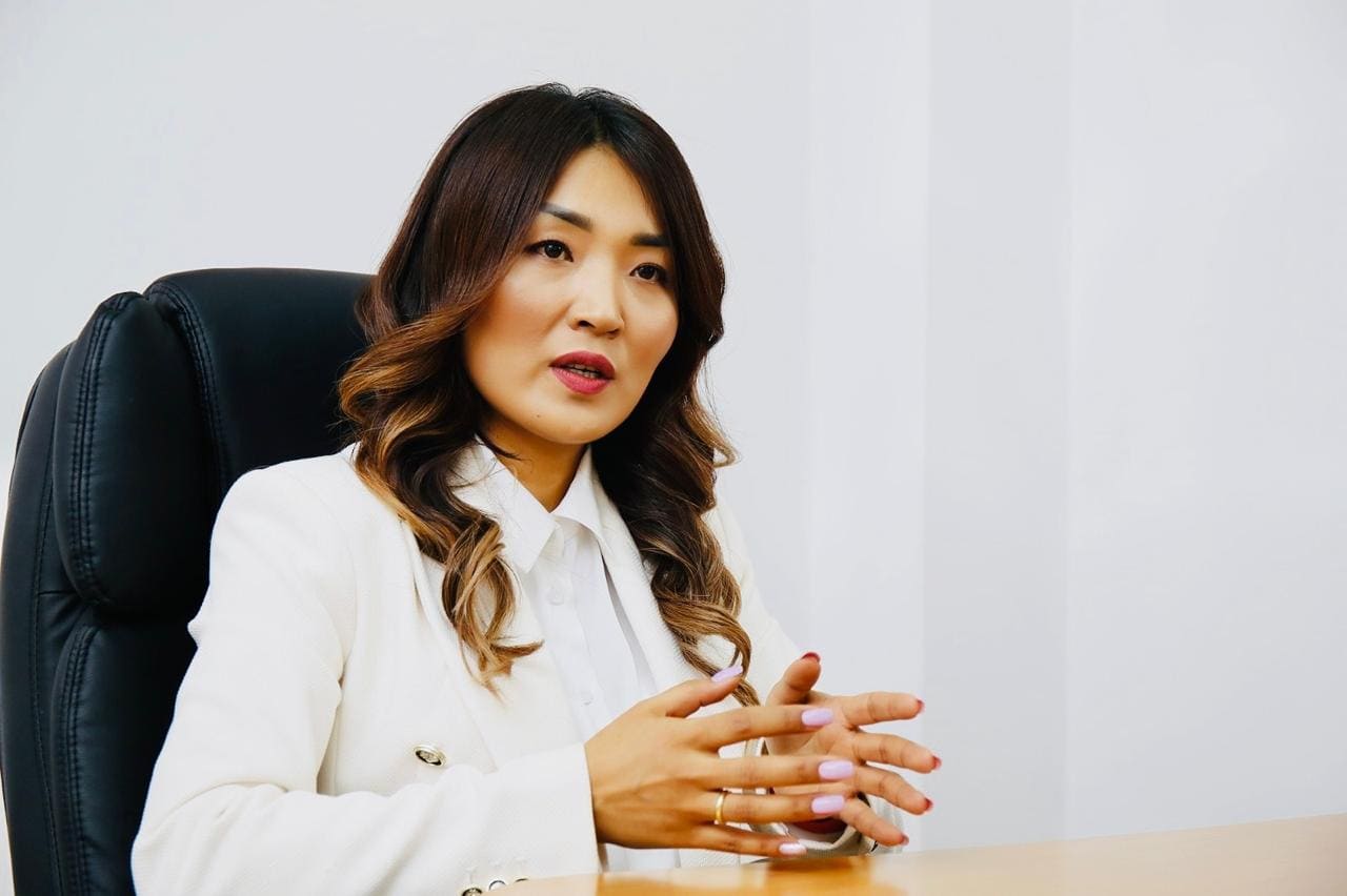 Собеседница за рабочим столом во время интервью ProFinance Consulting с «Альфа-Банком»
