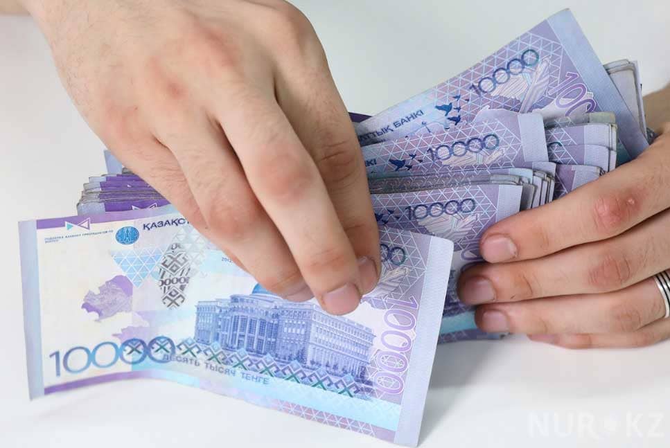 Пересчёт банкнот номиналом 10 000 казахстанских тенге